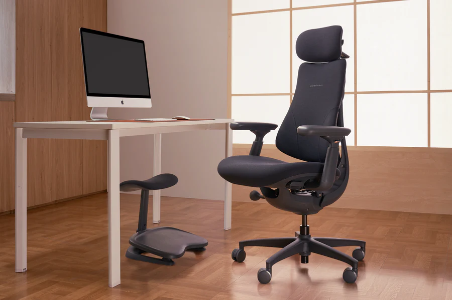 LiberNovo Omni Black em home office com apoio de pés